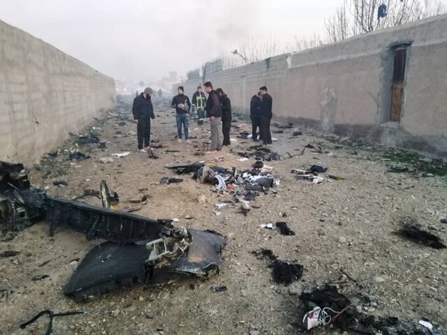 烏克蘭航空PS752班機8日在伊朗德黑蘭機場起飛不久即失事墜毀，機上176人全數罹難。墜機現場，四散的殘骸。   圖：翻攝@isna_farsi  Twitter