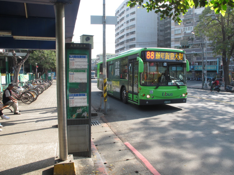 高雄市政府今年規劃期間限定的免費商圈公車，一條龍式串聯高雄火車站前後站的各大商圈；另有10條精選年貨公車方便民眾購物。   圖：高雄市政府／提供(資料照)