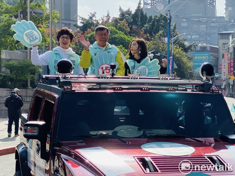 民眾黨主席柯文哲、民眾黨不分區提名人蔡壁如、黃瀞瑩一起上戰車進行車隊掃街。   圖：周煊惠 ／攝