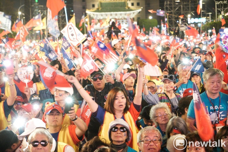 韓國瑜凱道造勢，韓粉熱情揮動國旗。   圖：張良一/攝（資料照片）