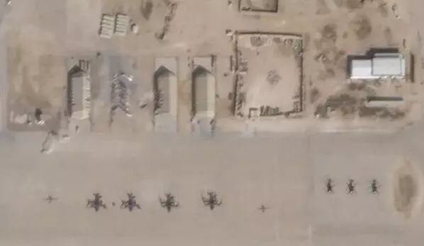 被導彈摧毀的機庫  圖：翻攝自「觀察者網」