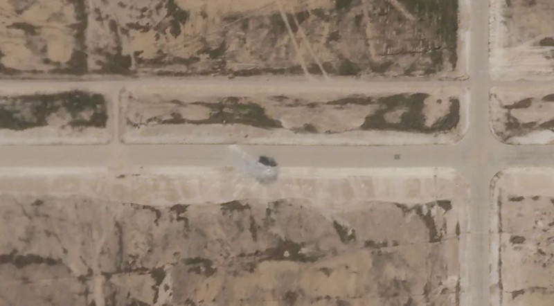 被導彈擊中的起降跑道  圖：翻攝自「觀察者網」