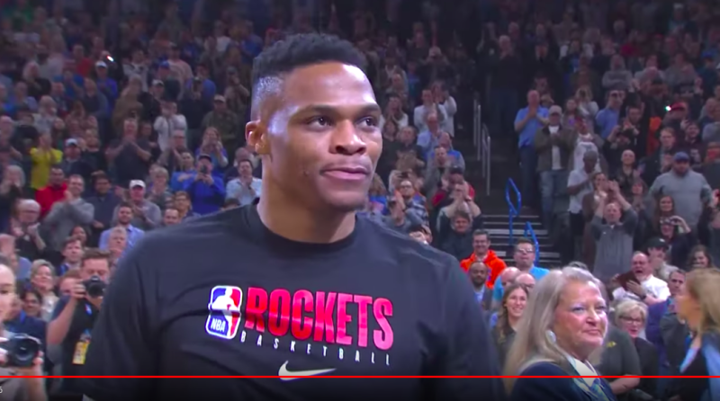 Russell Westbrook回到雷霆主場受到熱烈歡迎。   圖：擷取自Youtube