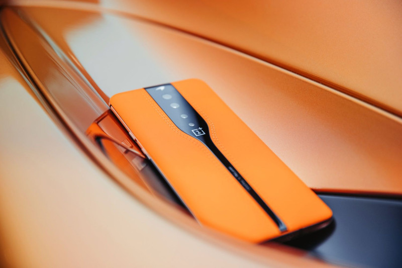 OnePlus發表全新概念機「Concept One」，透過變色玻璃技術，讓相機鏡頭在不用時「消失」不見。   圖：截取自OnePlus官網