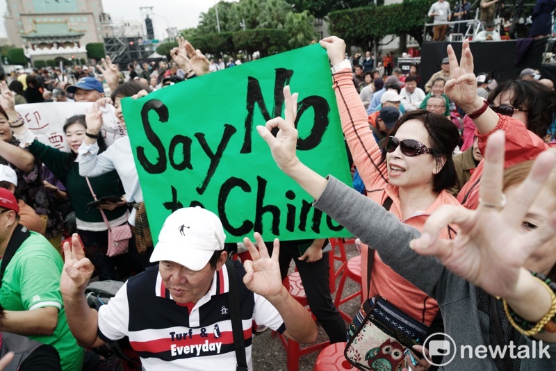 英粉在凱道高舉”Say No to China”並比出三號手勢讓媒體拍照。   圖：張良一/攝