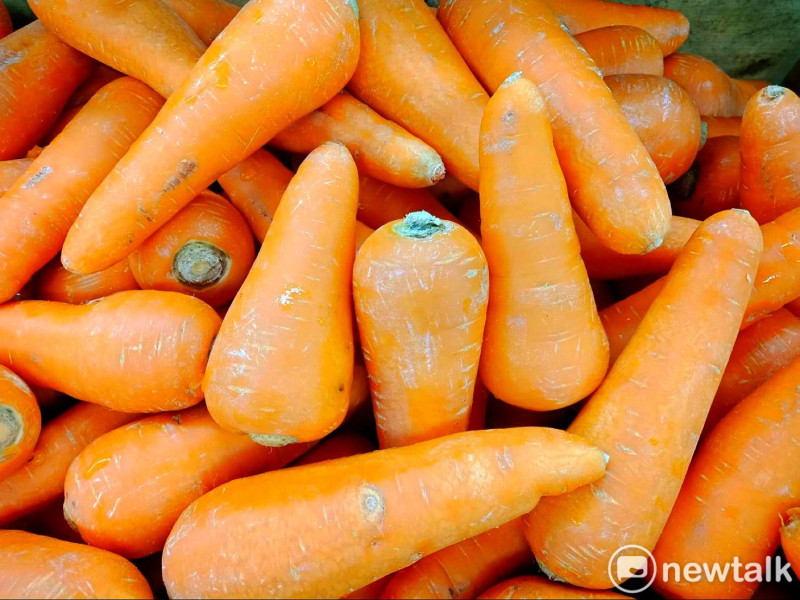 農委會建議，選購時肉質根肥大，表皮橙紅光滑，顏色越深越好，表示胡蘿蔔越成熟，所含的胡蘿蔔素越多   圖：閻芝霖/攝