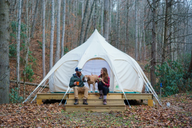 千禧世代的年輕人越來越熱衷露營生活。   圖：取自Hipcamp