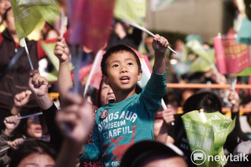 蔡英文凱道選前之夜人潮擠爆，大小朋友熱情揮旗表達支持。   圖：張良一/攝