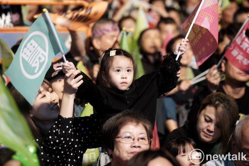 民進黨選前之夜在台北凱道舉辦，一名小女孩雙手高舉旗子。   圖：張良ㄧ/攝