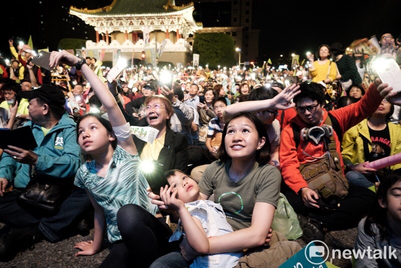 民進黨選前之夜凱道造勢，許多支持者拿起手機，點亮閃光燈揮舞。   圖：張良ㄧ/攝