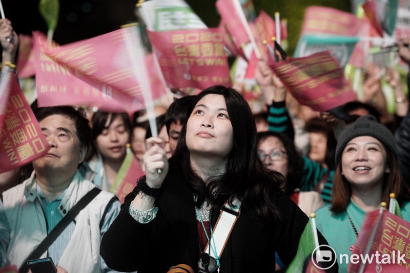 民進黨選前之夜凱道造勢，支持者們揮舞「台灣要贏」旗子。   圖：張良ㄧ/攝