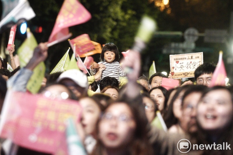 民進黨選前之夜凱道造勢，一名小女孩開心地被舉起。   圖：張良ㄧ/攝