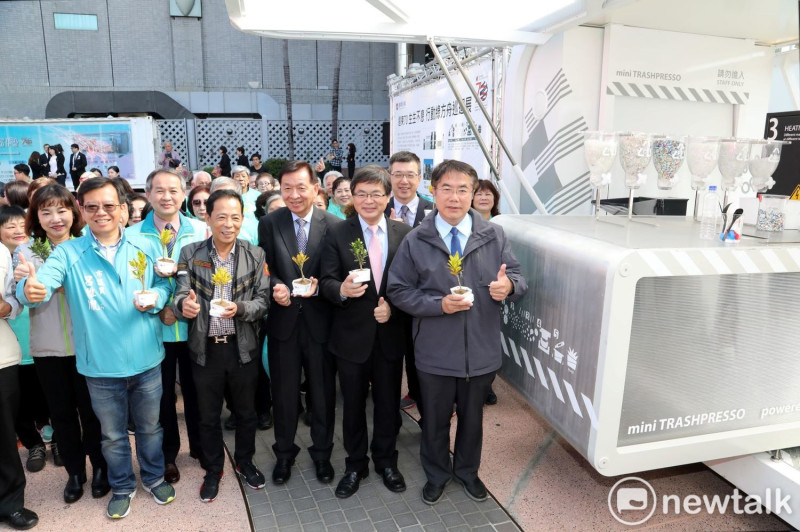 台南市長黃偉哲出席遠東集團與小智研發合作開發的行動綠方舟mini Trashpresso啟動儀式。   圖：黃博郎／攝