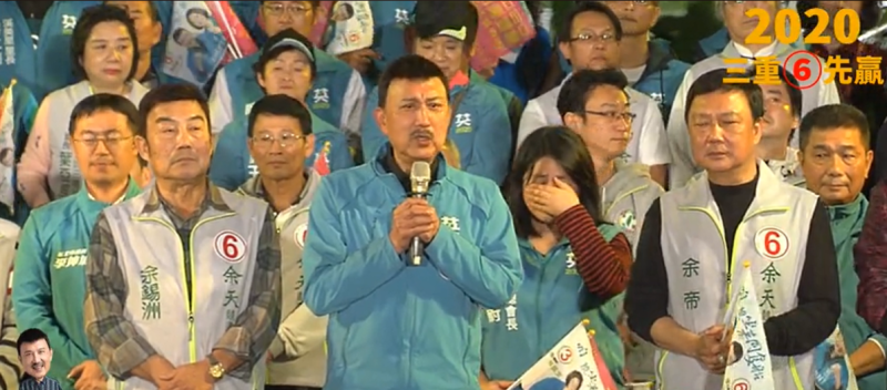 民進黨今（10）晚在新北舉辦「勇敢自信護台同行」晚會，余天上台致詞時卻稱支持國民黨總統候選人韓國瑜的粉絲為「死韓粉」。   圖：擷自余天臉書直播影片