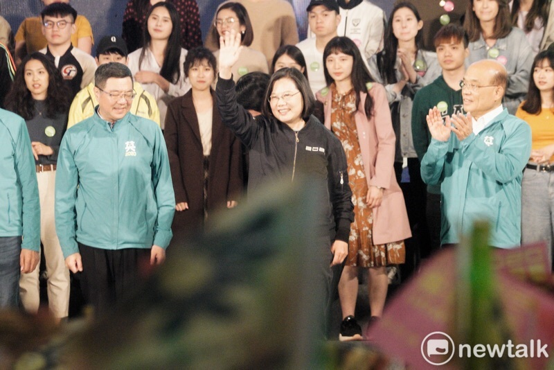 蔡英文(中)今晚凱道大會師，舉辦「團結台灣民主勝利之夜」，行政院長蘇貞昌(右)、民進黨主席卓榮泰(左)等人上台助講。   圖：張良ㄧ/攝