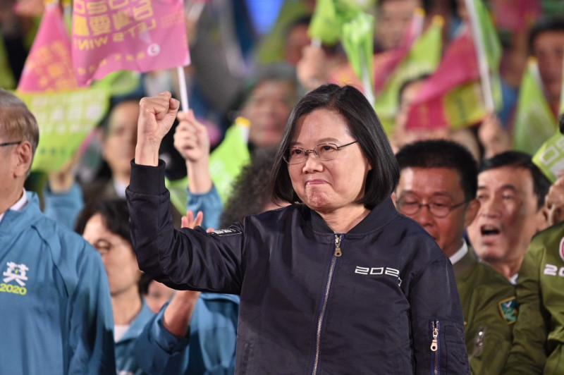 總統蔡英文南下高雄造勢，在台上高喊「三張選票顧台灣」。   圖：蔡英文競辦/提供