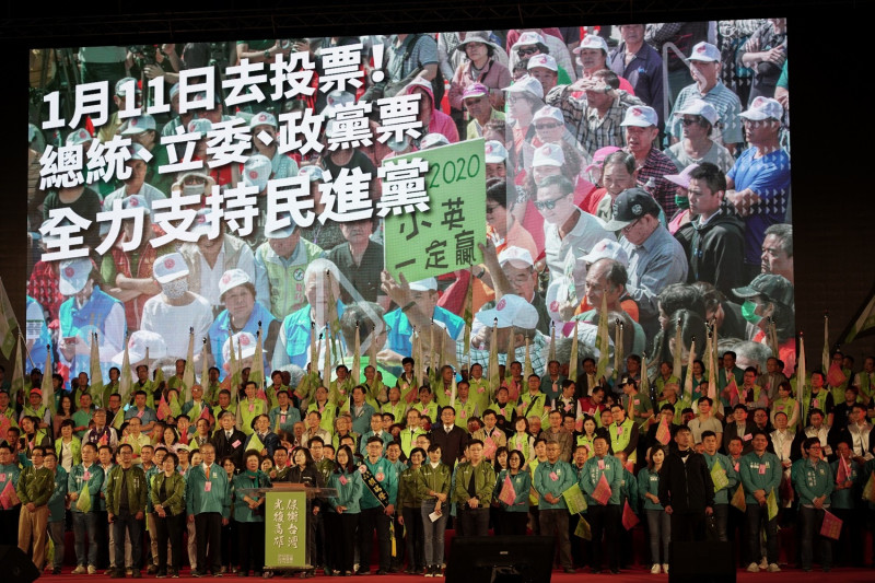 總統蔡英文南下高雄造勢，在台上高喊「三張選票顧台灣」。   圖：蔡英文競辦/提供