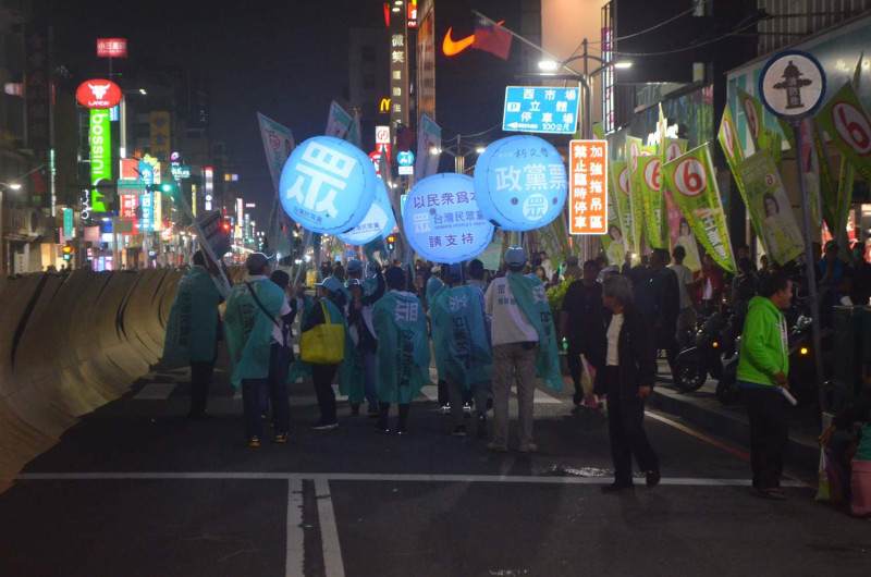 爭取政黨票的台灣民眾黨也在中央噴水圓環遊行。   圖：蔡坤龍/攝