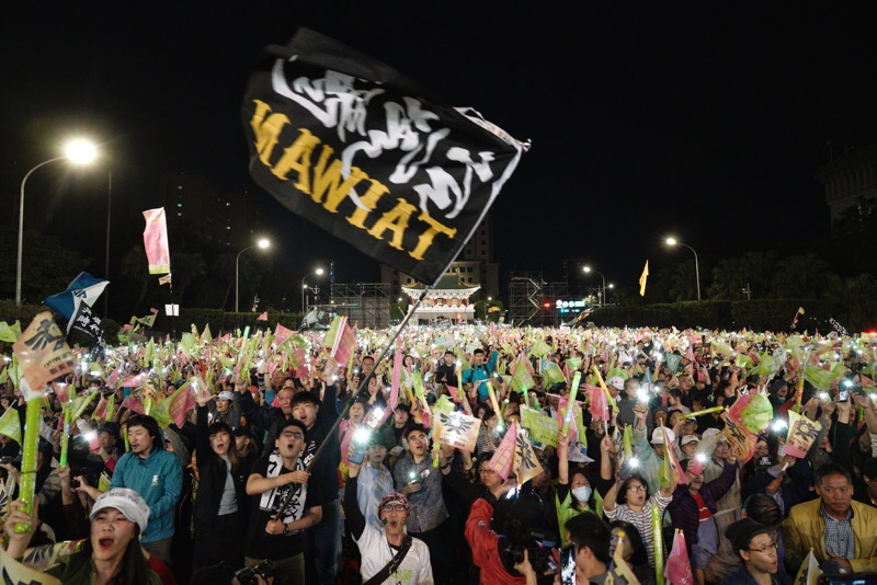 「團結台灣民主勝利之夜」凱道造勢晚會吸引大批英粉齊聚相挺。   圖：張良一/攝