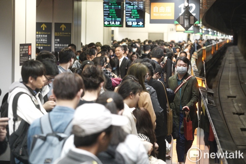 連假就要到來，高鐵車站返鄉旅客眾多。（資料照）   圖：張良一／攝