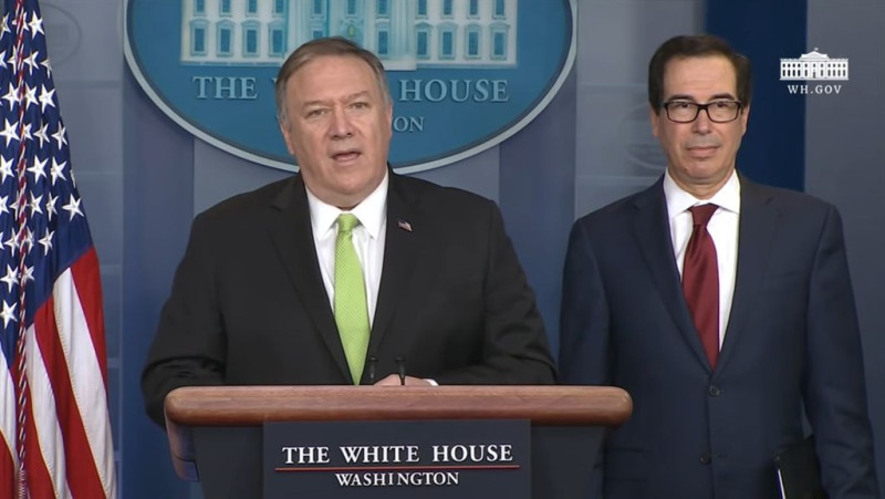 美國國務卿蓬佩奧（左）與財政部長梅努欽（右）10日宣布對伊朗的新一波經濟制裁。   圖/白宮頻道