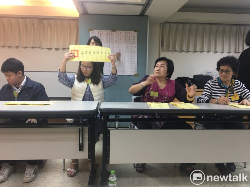 台灣「選舉章魚哥」之稱的新北市鶯歌建德里，稍早前開完總統票。圖為台北市東門基督教長老教會投開票所。   圖：新頭殼攝影中心