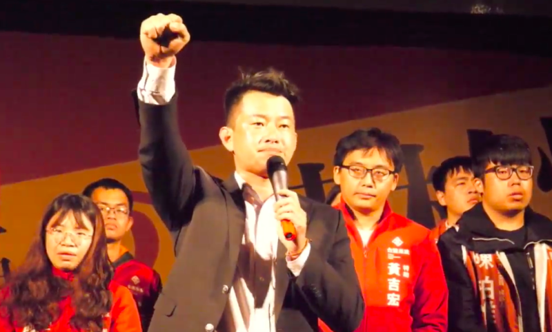 陳柏惟勝選後哽咽發表感言，也鼓勵選民台灣向前行。   圖：取自陳柏惟youtube直播