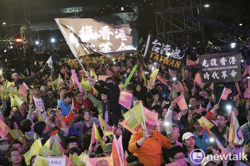 「台灣魂」與「光復香港時代革命」在小英總部開票現場相互輝映。   圖：張良一/攝