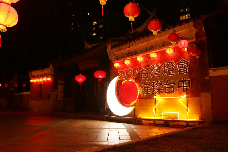台灣民俗文物館大型月亮燈籠。   圖 : 台中市文化局/提供