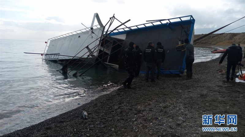 土耳其官方媒體安納杜魯新聞社（Anadolu）報導，一艘搭載移民的船隻在土耳其西岸的愛琴海沉沒，造成11人喪生，包括8名兒童。   圖 : 翻攝自新華網