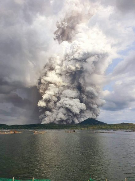 菲律賓塔爾火山（Taal）噴發。   圖：翻攝人民日報臉書