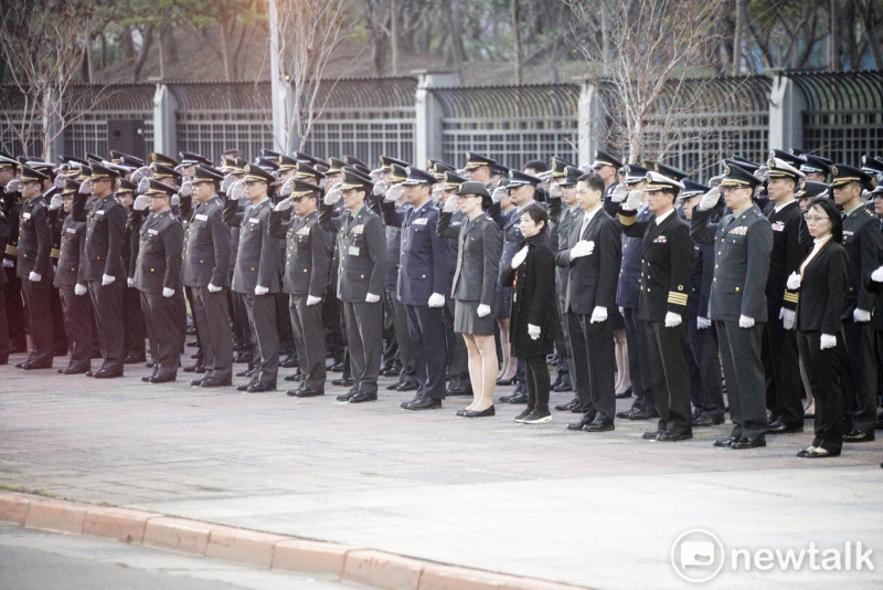 國軍官兵在國防部外列隊向殉職將士敬禮致敬。   圖：張良一/攝