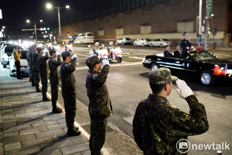國軍官兵在台北街頭向殉職將士敬禮致敬。   圖：張良一/攝