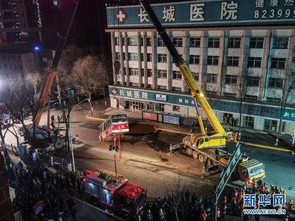 中國大陸青海省西寧市13日發生路面坍塌事件。   圖：翻攝新華網
