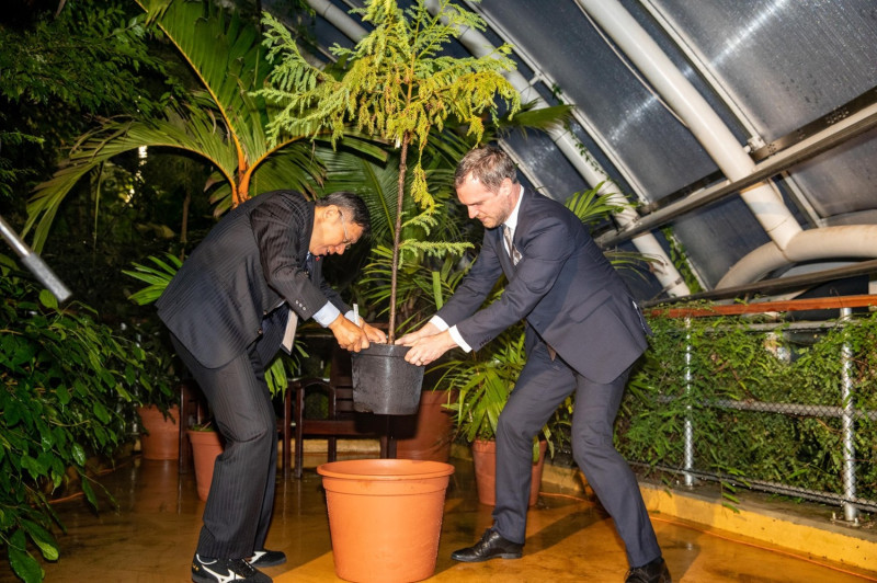 台北市長柯文哲（左）與布拉格市長賀瑞普（右）一起種下小樹苗。    圖：台北市政府 / 提供