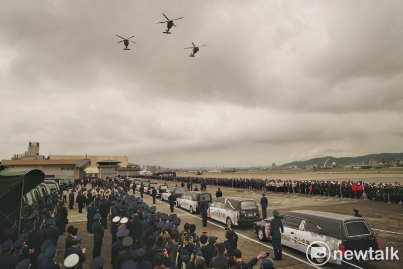 啟靈儀式由3架UH-60M型黑鷹直升機及4架幻象2000型機進行「追思致敬」隊形編隊衝場。   圖 : 張良一/ 攝