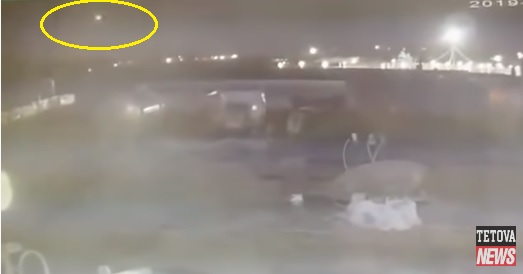 根據監視器拍得的畫面，烏克蘭航空客機（黃圈處）被飛彈擊中後，還勉強飛行一段時間才墜落。   圖：翻攝自YouTube/Tetova News