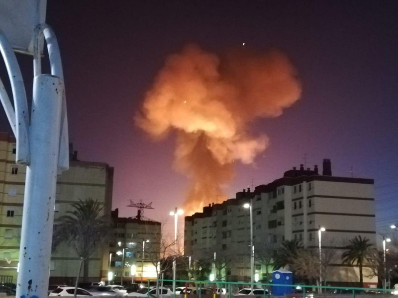 西班牙加泰隆尼亞1間化學工廠14日晚間突然發生爆炸，濃煙直上雲霄，連數公里外都能看到。   圖：翻攝自Jordi Wild推特