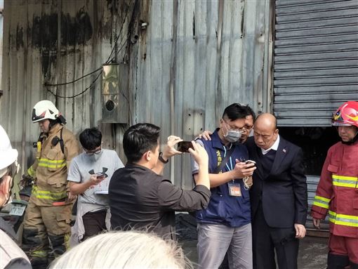 高雄市長韓國瑜也親自前往災區，抵至現場關心後續的處理進度。   圖：翻攝自網路