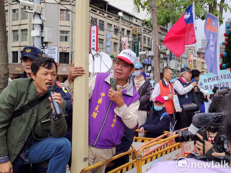 台灣國（圖左）於國民黨中央黨部外亂場。   圖：黃建豪/攝