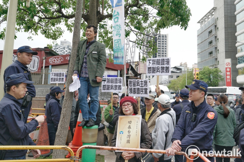 獨派的台灣國成員也來國民黨中央黨部外舉牌「下架韓國瑜感謝吳敦義」。   圖：張良一/攝