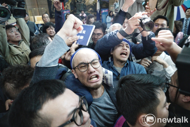 青年團體成員衝進國民黨中央黨部，要求砍掉重練。   圖：張良一/攝