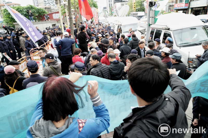 不同立場的藍營團體在國民黨中央黨部外抗議。   圖：張良一/攝