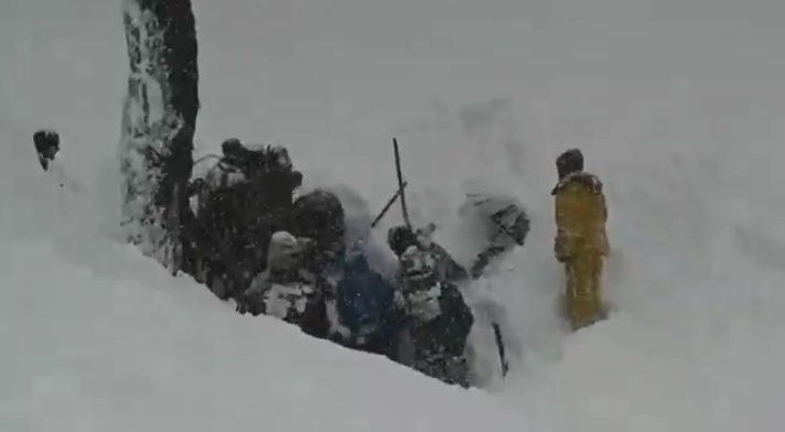 搜救團隊今天在克什米爾巴基斯坦管轄區搜尋遭大雪及雪崩活埋的人，   圖：翻攝 Kashmir image News影片