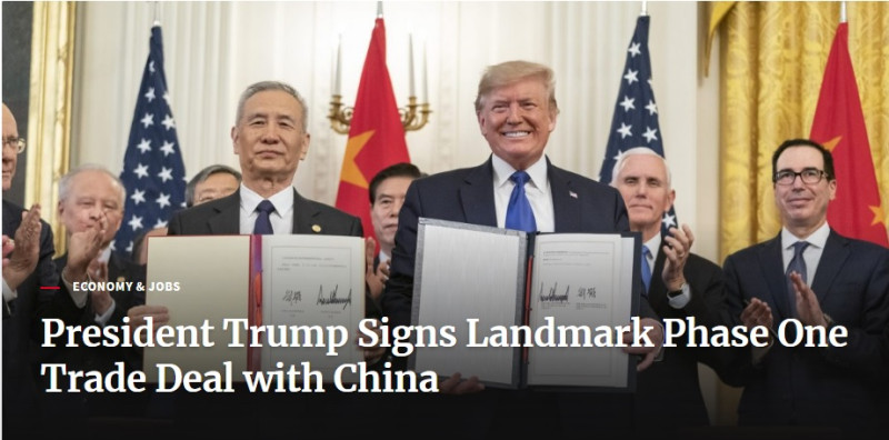 美國總統川普（前排右起）15日在白宮，開心亮出與中國副總理劉鶴簽署的第一階段貿易協議，表示將訪北京。   圖：翻攝自美國白宮官網