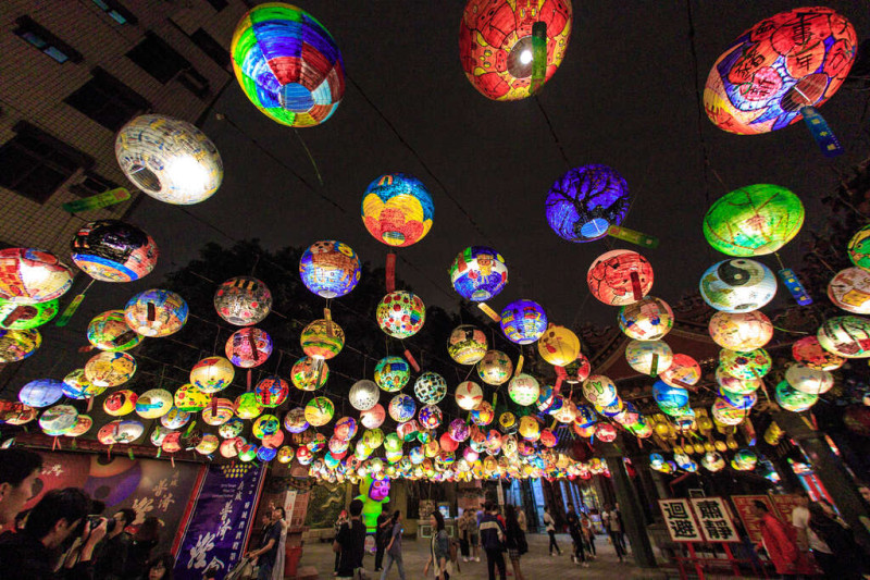 上千盞燈籠高掛空中，繽紛的圖案為台南夜晚增添奇幻風，有如廟會慶典。   圖：翻攝自台南旅遊網