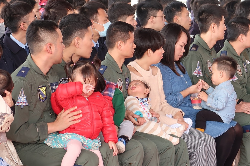 新竹空軍基地新營舍落成，飛官與家屬抱著小孩參加落成典禮。   圖：林朝億/攝