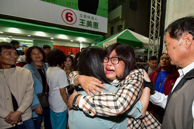王美惠當選立委後，與支持者激動相擁而泣。   圖：王美惠團隊/提供