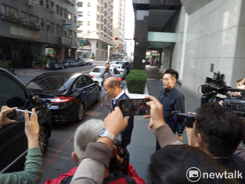 今早韓國瑜在媒體簇擁下登上座車。   圖：孫家銘/攝