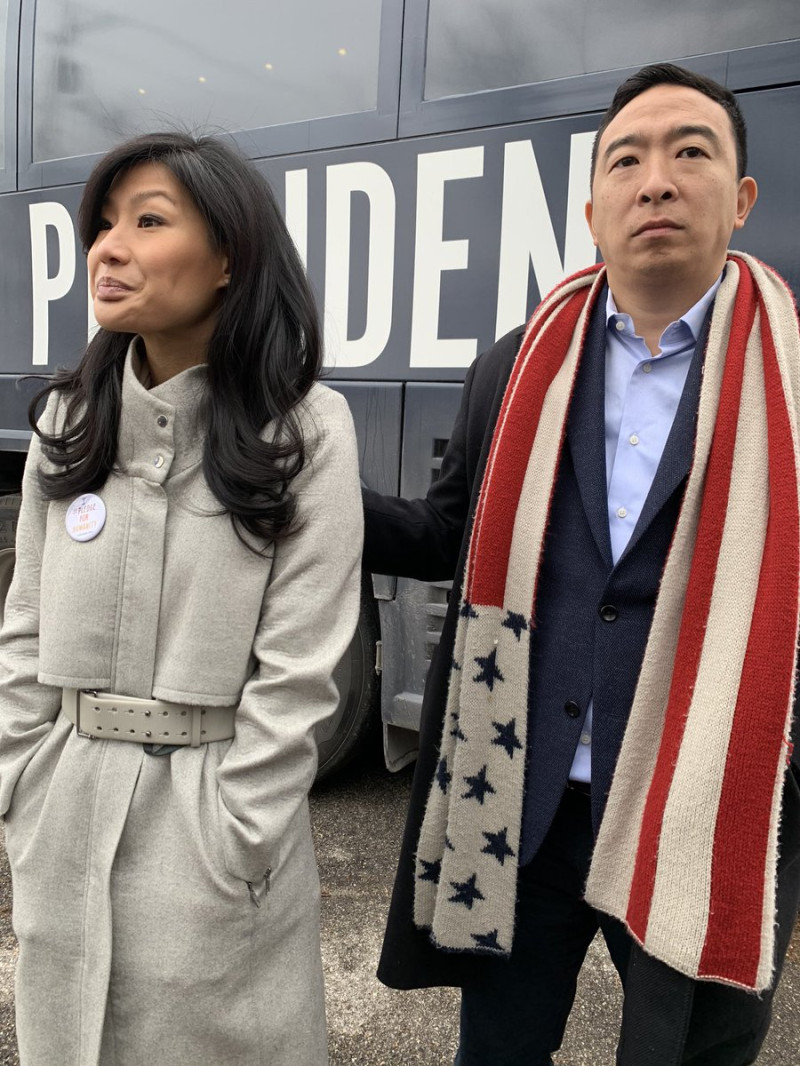 台灣移民第2代的企業家楊安澤Andrew Yang正爭取民主黨的美國總統候選人提名。他的妻子盧艾玲受訪時揭露自己曾遭婦產科醫師性侵。   圖 : 翻攝自推特